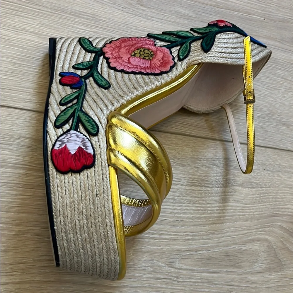 Gucci Gold Wedge Sandals with T-Strap Design Stitch Floral Size 42 - Picture 5 of 15